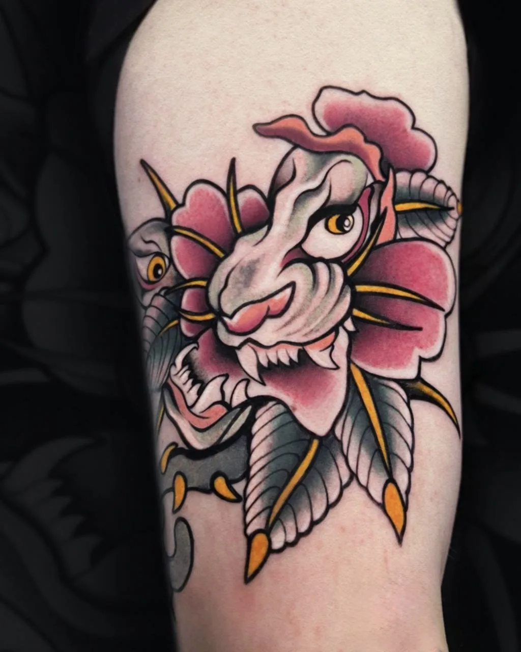 Плотный цвет и жирный контур — татуировка Вексалии в Санкт-Петербурге